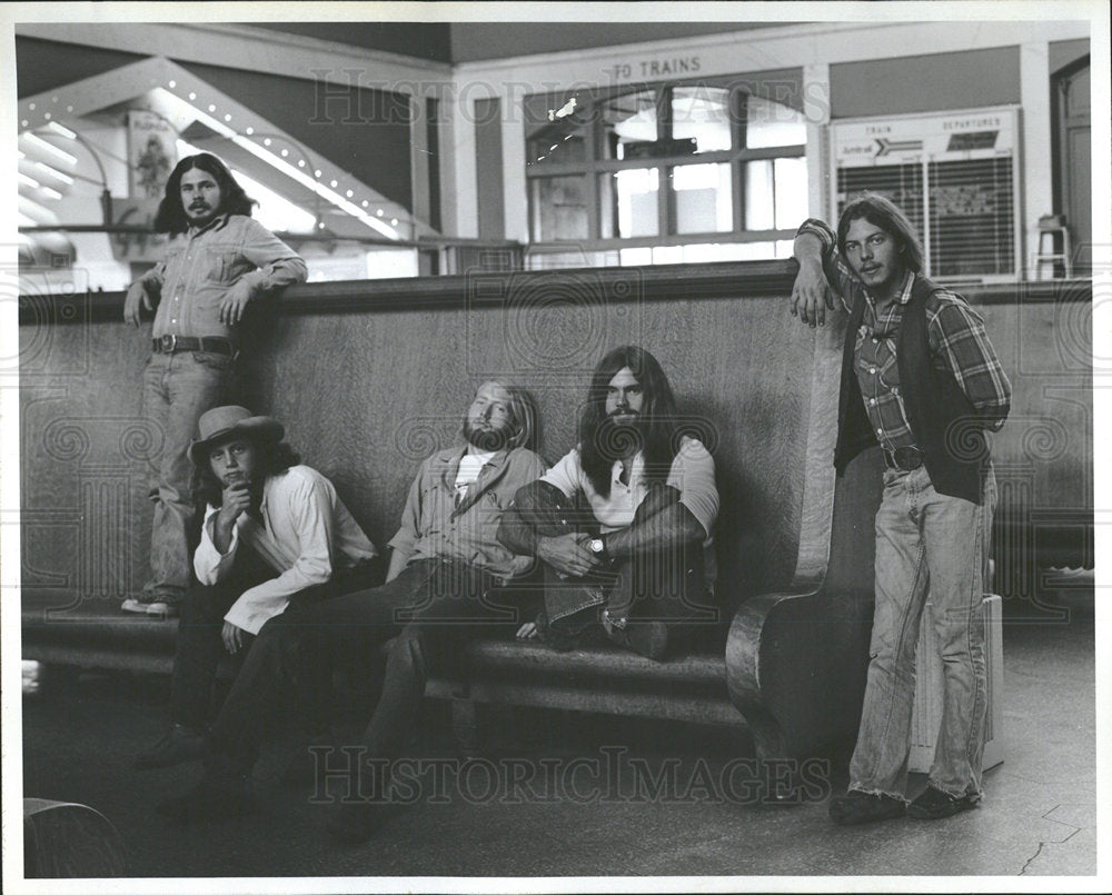 1975 Press Photo Music Group Flying Crown - Historic Images