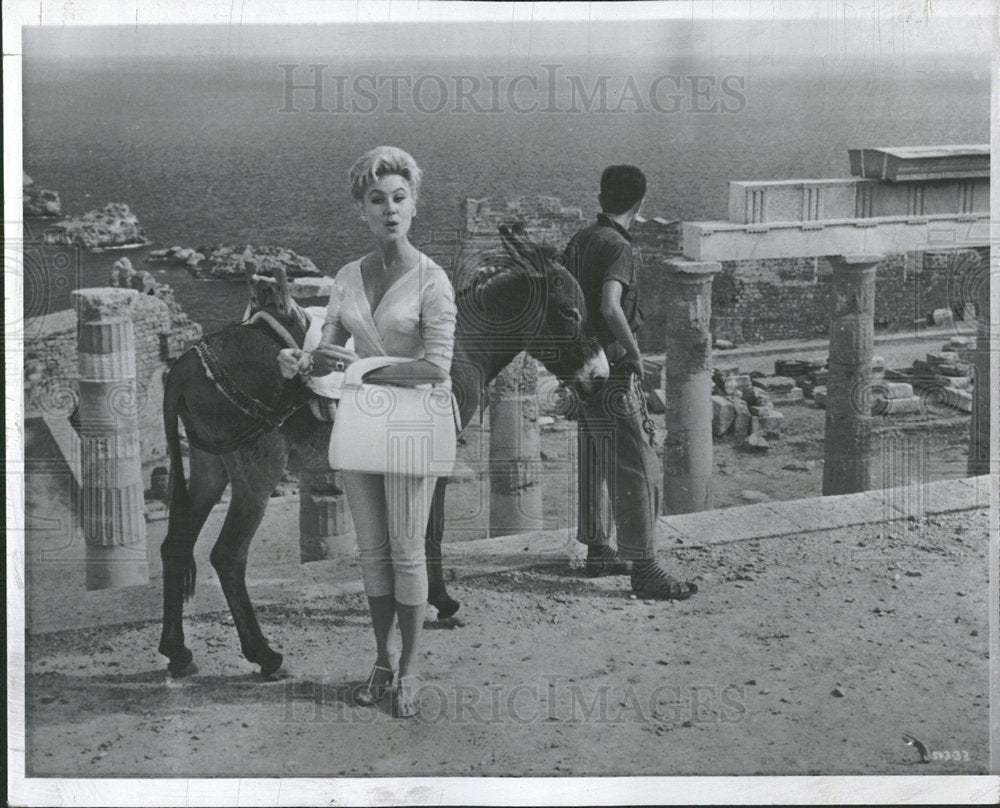 1960 Press Photo Mitzi Gaynor Greek Donkey Master Head - Historic Images
