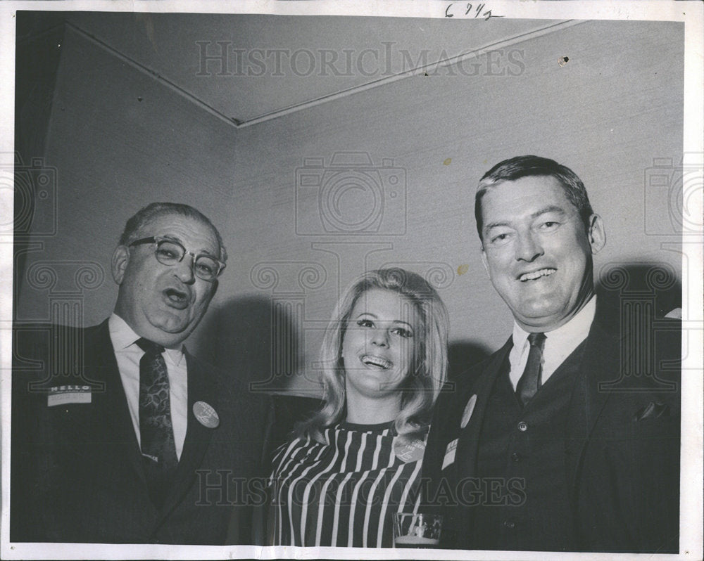 1968 Press Photo Judy Taylor Boost Beer Leonard Levy  - Historic Images