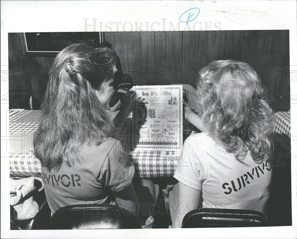 1977 Press Photo Carmeus Restaurants Sherry Warren menu - Historic Images