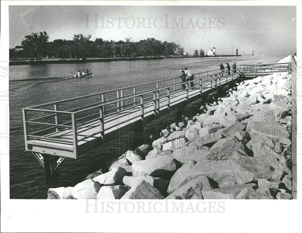 1981 Press Photo Fishing Pier Michigan Muskeg Peron - Historic Images