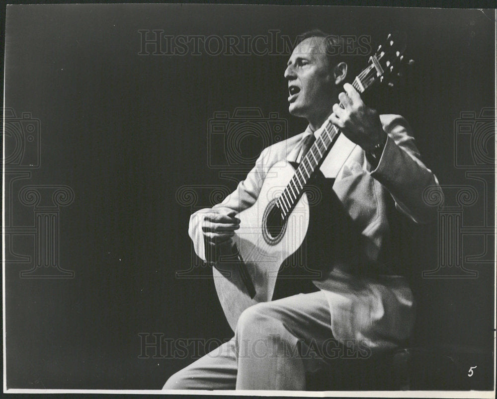 1962 Press Photo Richard Dyer-Bennet Folk Song Singer. - Historic Images