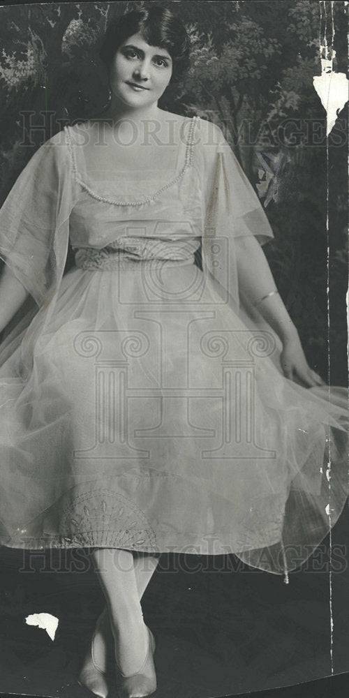 1918 Press Photo E.C.Bennett Admired by her Friends. - Historic Images