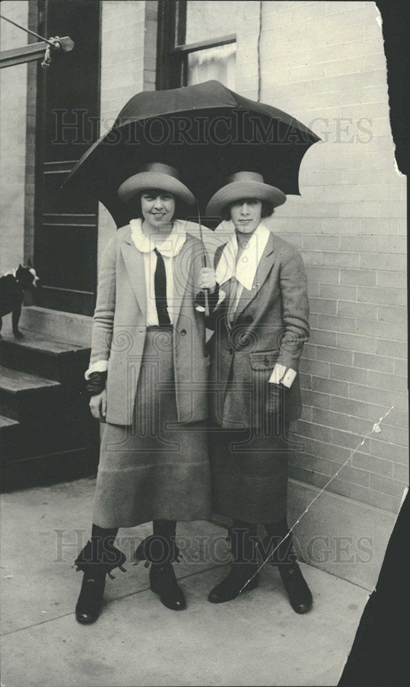 Press Photo Sheree Heller Virginia Reynolds Umbarella  - Historic Images