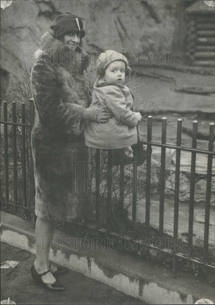 1937 Press Photo Morton Fleming Son Elvin looking  - Historic Images