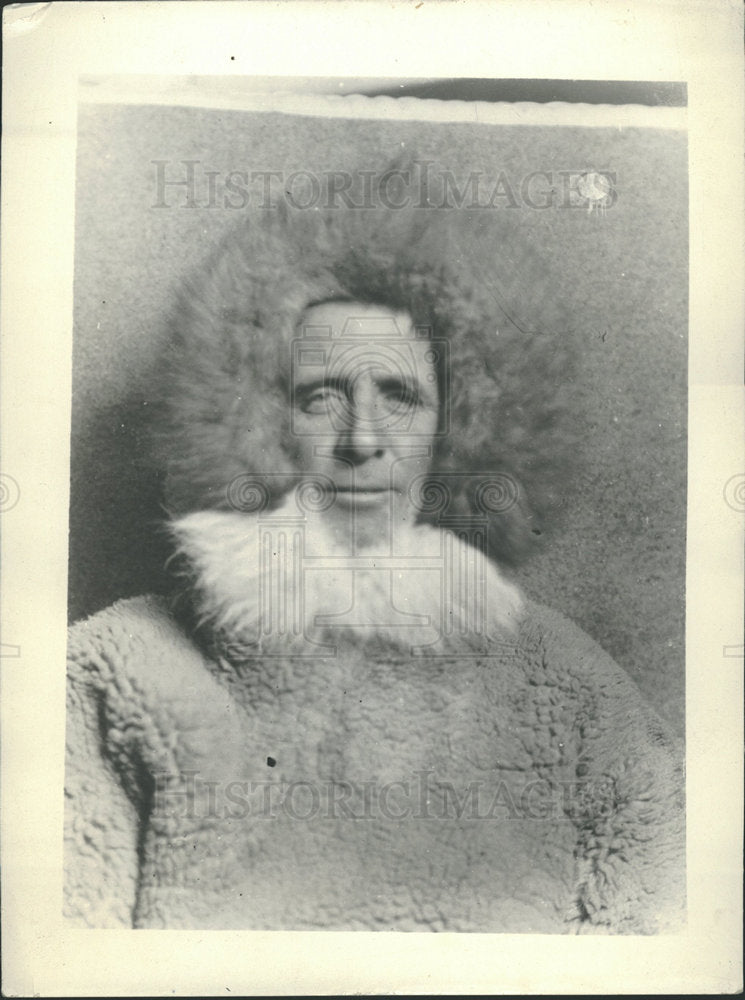 Press Photo Woolen Clothes Mask Dress Cover Body Snap  - Historic Images