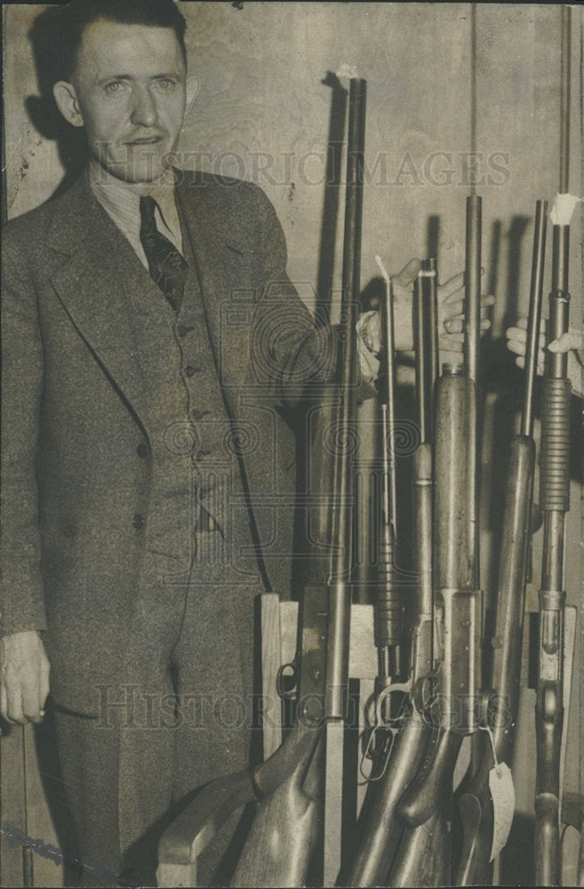 1935 Press Photo Ray Hunpareef guns  - Historic Images