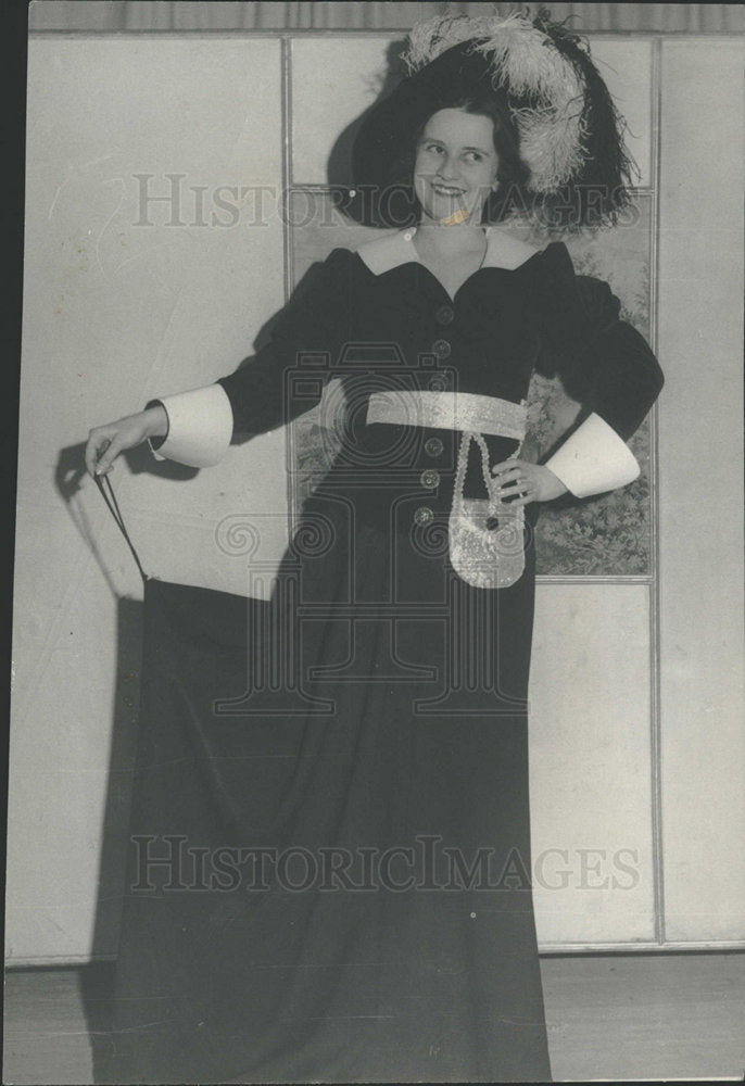 1935 Press Photo Robin Hood Jean Dickenson Soprano Maid - Historic Images