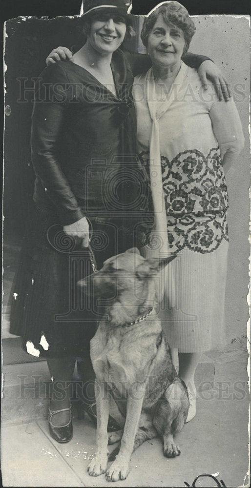 Press Photo Aimee Midmteed Dog News Reel Corp Snap Pic  - Historic Images