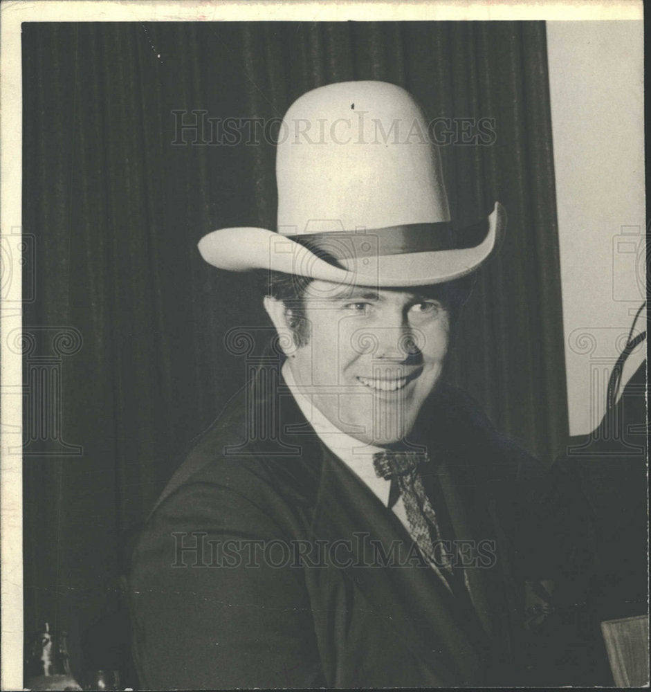 1976 Press Photo Eddie Bohn Candidate Legislature home - Historic Images