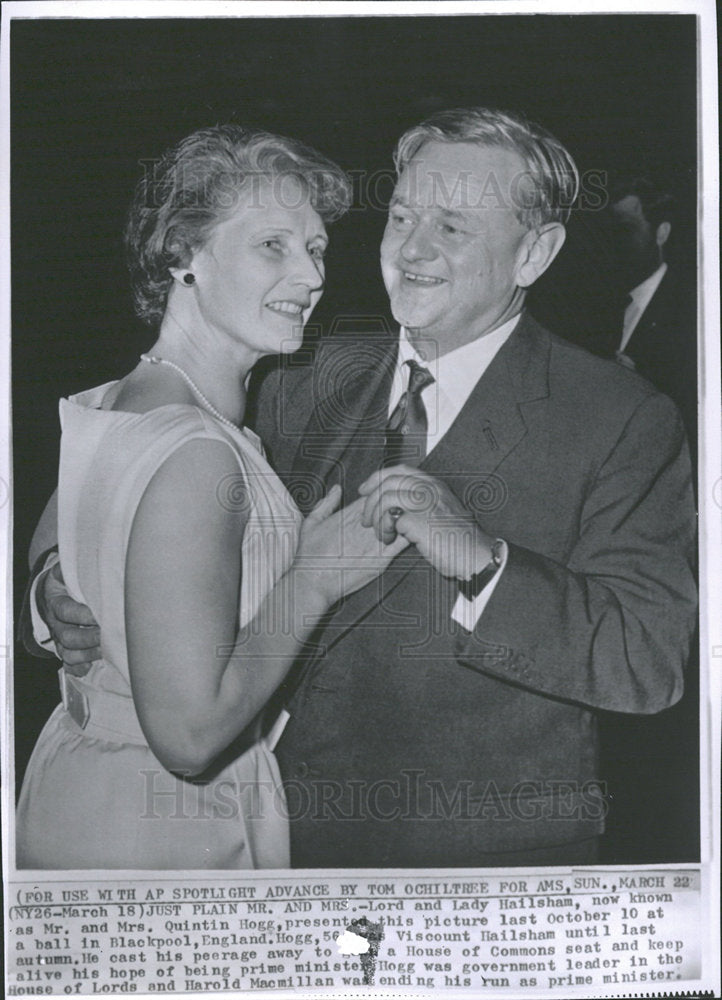 1964 Press Photo Quintin Hogg Lord Lady Hailsham Pool  - Historic Images