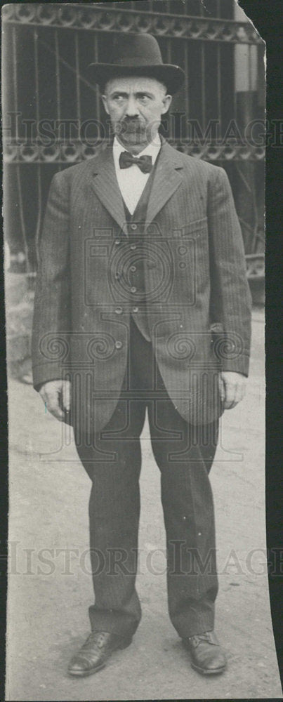 Press Photo Arab Brother Black White Hat Serious - Historic Images