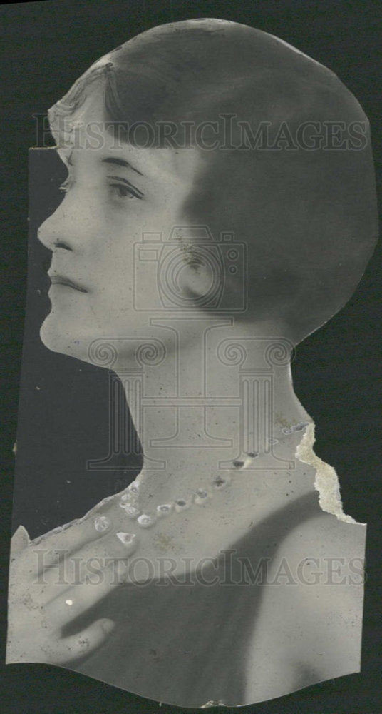 Press Photo Women pose Arlington Hall  - Historic Images