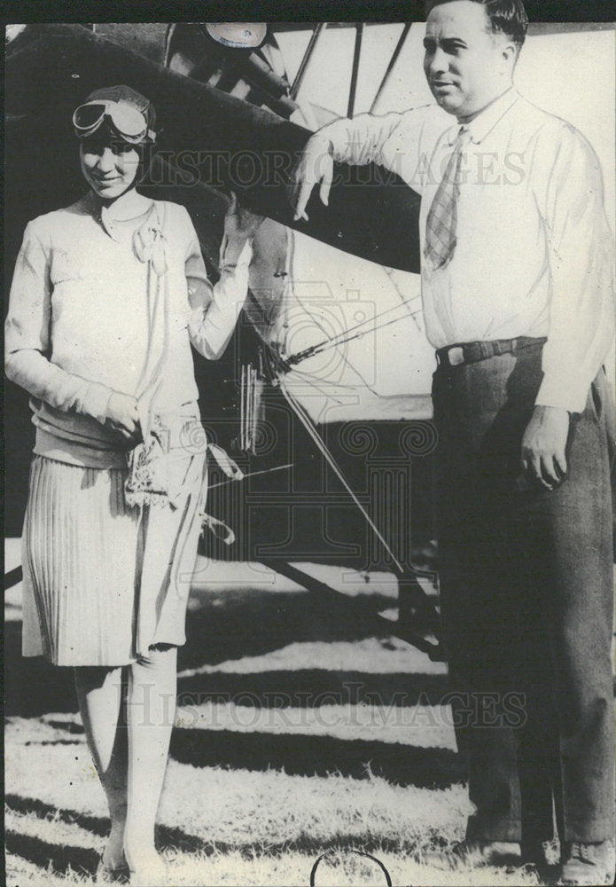 Press Photo Two Person Talking  - Historic Images
