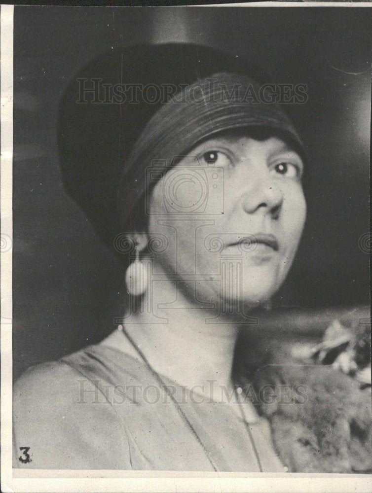 1999 Press Photo Person Fear Cap Pose Snap Picture Head - Historic Images