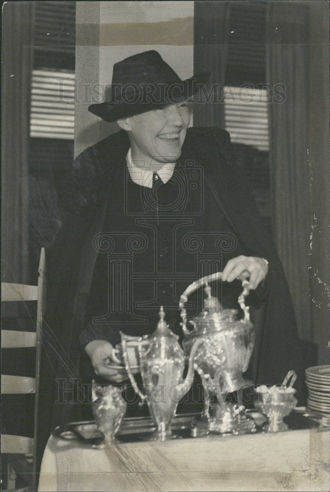 1937 Press Photo Valentine day Gray wife parties host  - Historic Images