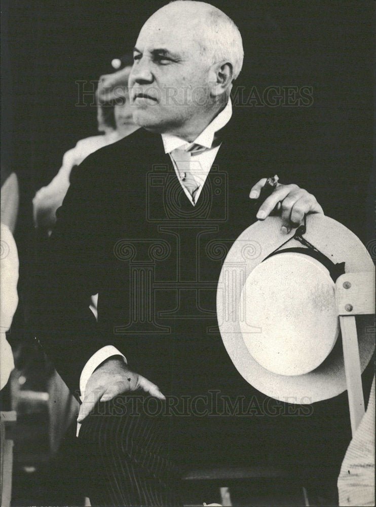 Press Photo Lane Luggage Coat Shoulder Hat Hand Walk  - Historic Images