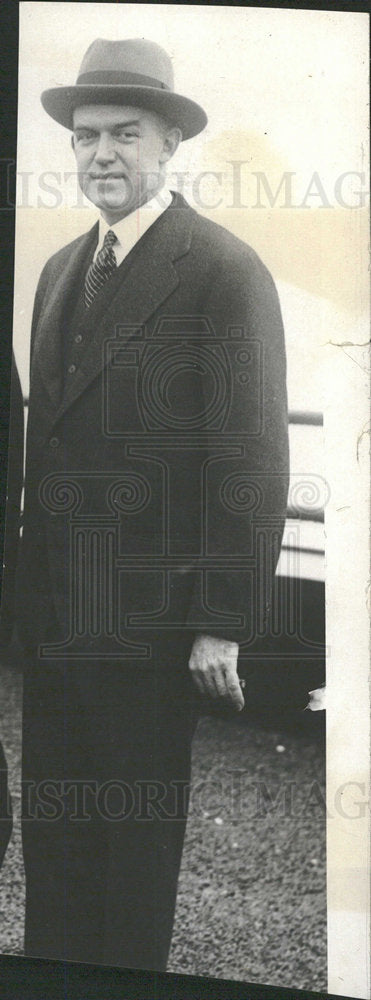 1998 Press Photo WP McCrackey Jr Pose Stand Iron Post  - Historic Images