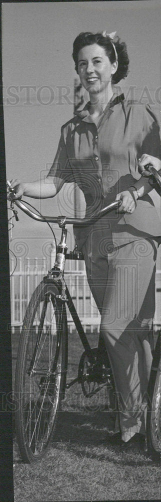 1942 Press Photo Press Photo Mrs.C.Lily. - Historic Images