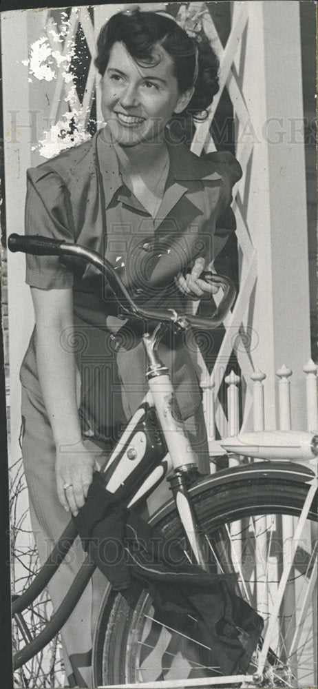 1942 Press Photo Mrs Lilly Jr Annal Delta Gamma Bicycle - Historic Images