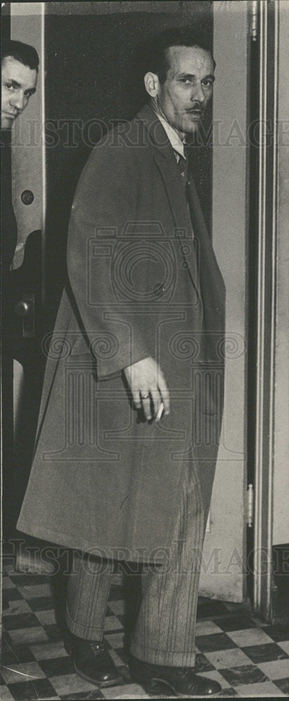 1931 Press Photo Paul Carrington Kill Wife Pose Snap  - Historic Images