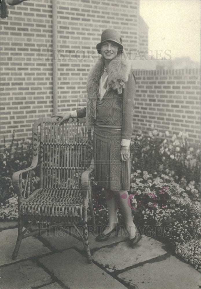 Press Photo Mrs Maurice Fisher pose snap garden Chair  - Historic Images