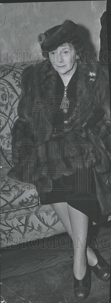 1942 Press Photo Mrs John T Barnett Sits Sofa Room Frog - Historic Images