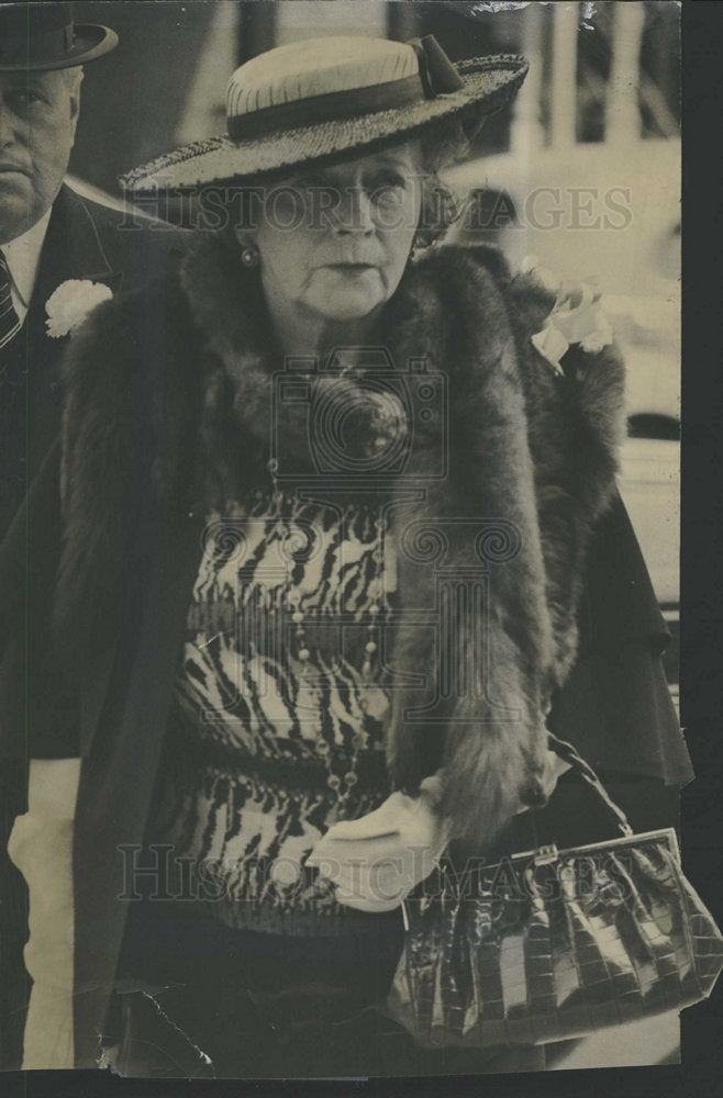 1943 Press Photo Mrs John Barnett woolen sweater Purse  - Historic Images