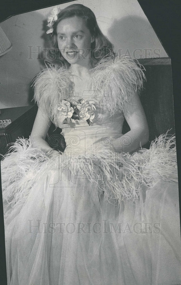 Press Shows Mrs Elizabeth Picker White Gown Flower Hair - Historic Images