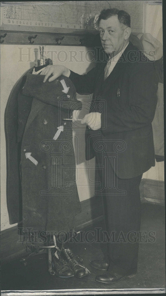 1934 Press Photo Cully Lario Bullet Holes Investigtors  - Historic Images