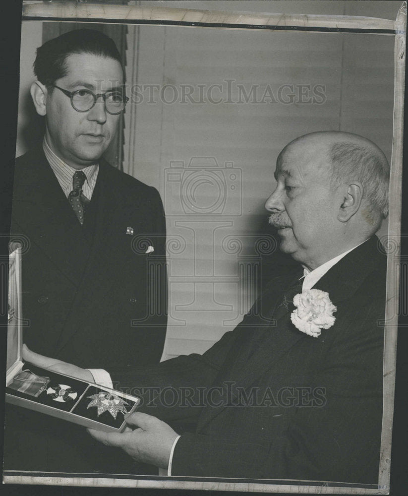 1990 Press Photo Dr. Rudolf Albi honor King Emannuel - Historic Images