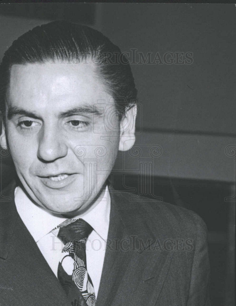 1945 Press Photo Bob Hawk Yanks Thanks Radio Black Coat - Historic Images