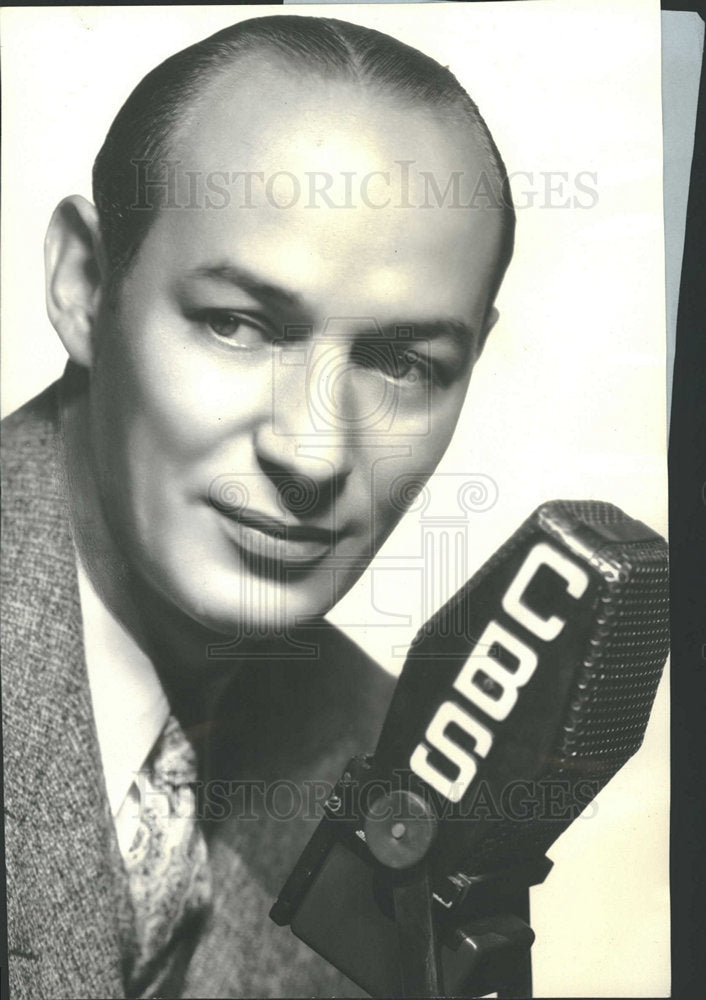 1935 Press Photo Sports Announcer Edward Britt Husing - Historic Images