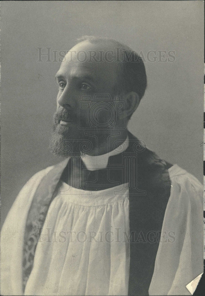 Press Photo Priest White Robe - Historic Images