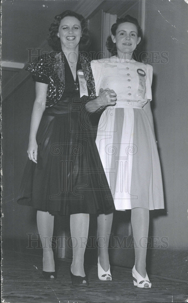 1940 Press Photo Women Walking - Historic Images