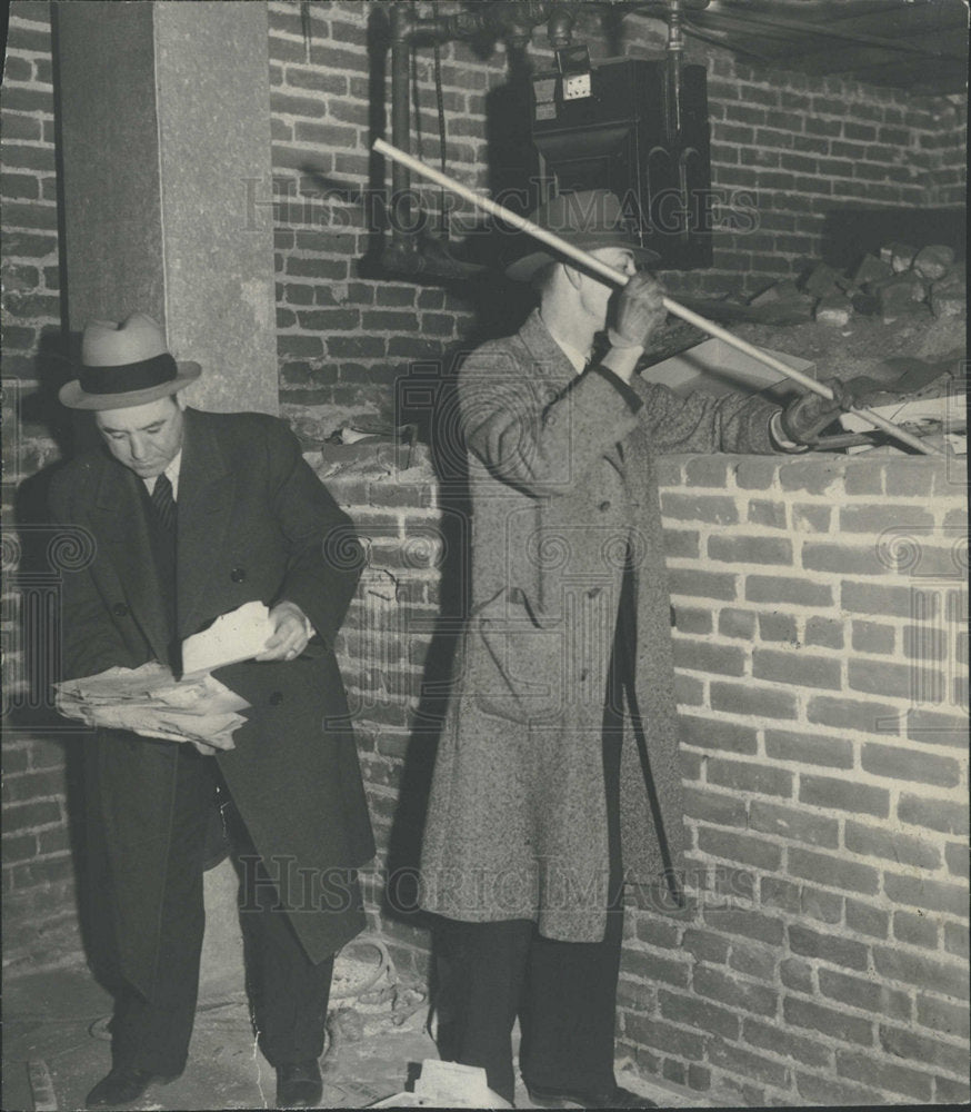 Press Photo Men in Overcoats &amp; Hats Investigation - Historic Images