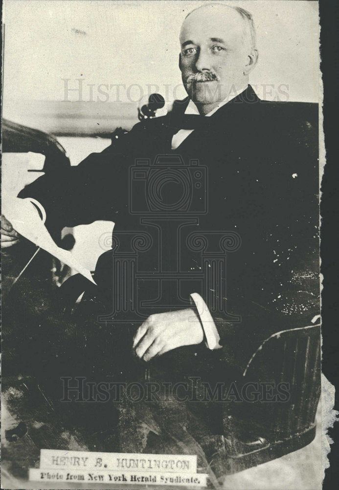 Press Photo Businessman Huntington Portrait Seated Desk - Historic Images