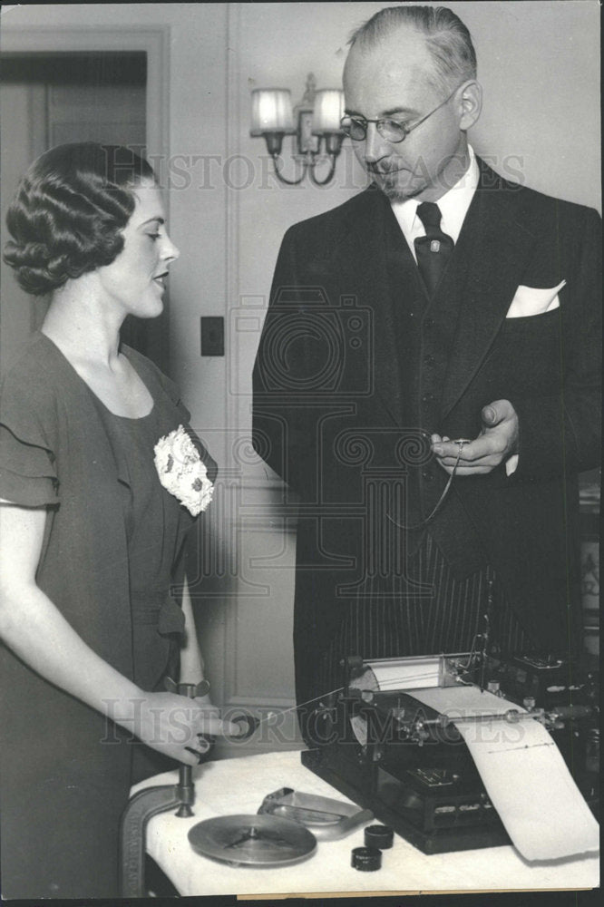1933 Press Photo Fatigue Measuring Machine Inventor - Historic Images