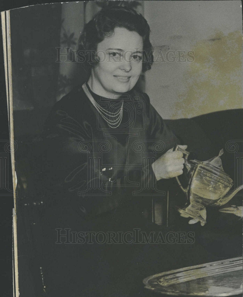 1936 Press Photo Socialite Huffman Holding Trophy - Historic Images