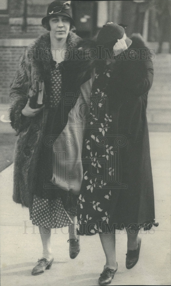 1934 Press Photo Mrs Lario Walking Face Covered - Historic Images