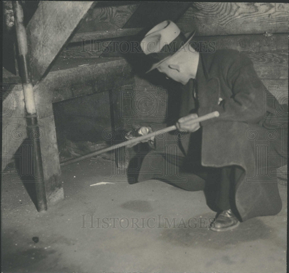 Press Photo Man Searching For Evidence Murder Case - Historic Images