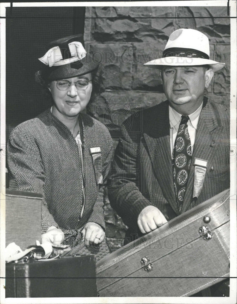 1946 Press Photo Mr. And Mrs. R. B. Howard And Luggage - Historic Images