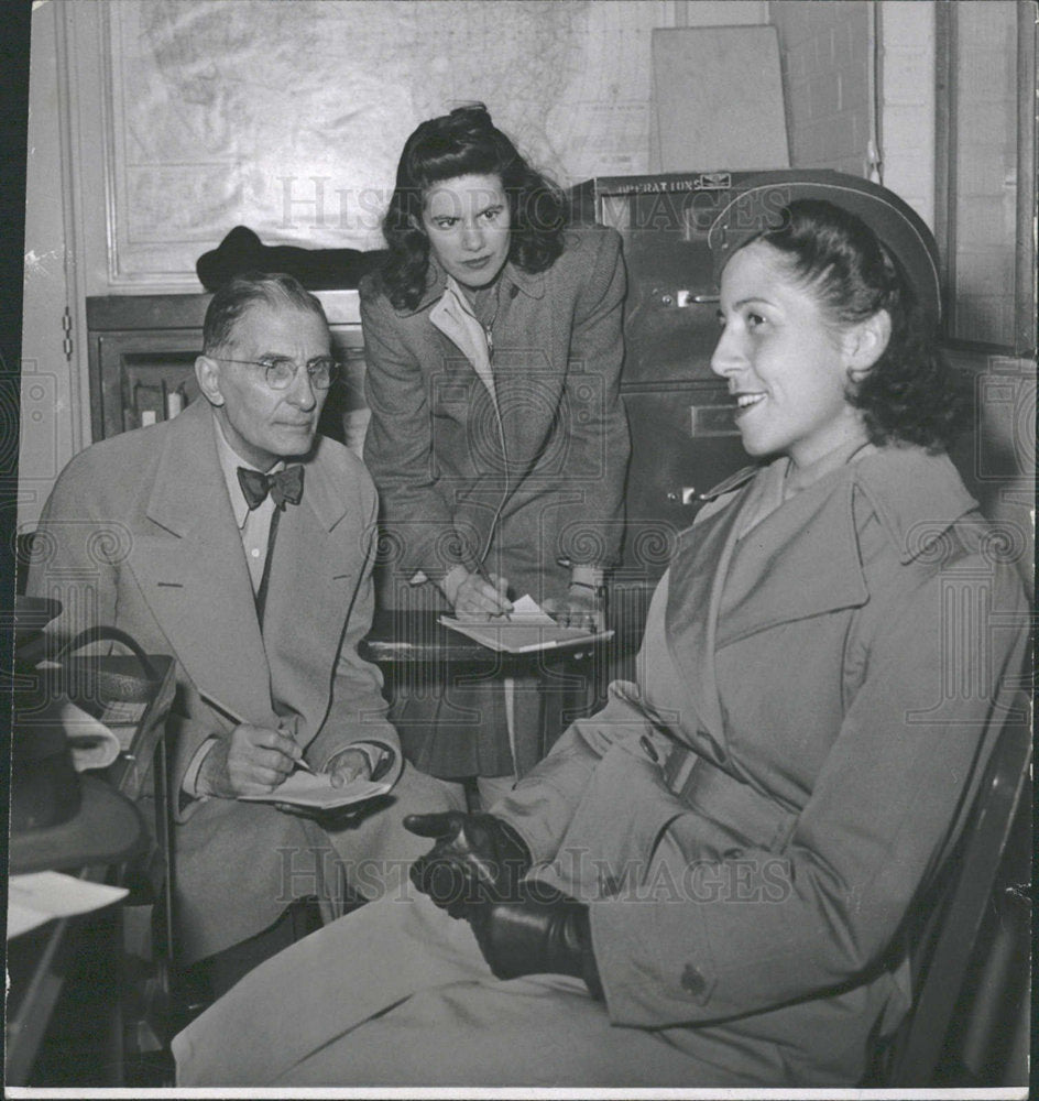 1945 Press Photo Al Birch Reporter Denver Post Nurses - Historic Images