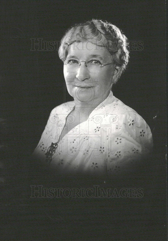1941 Press Photo Mrs. A. G. Fish Woman Dress Broach - Historic Images