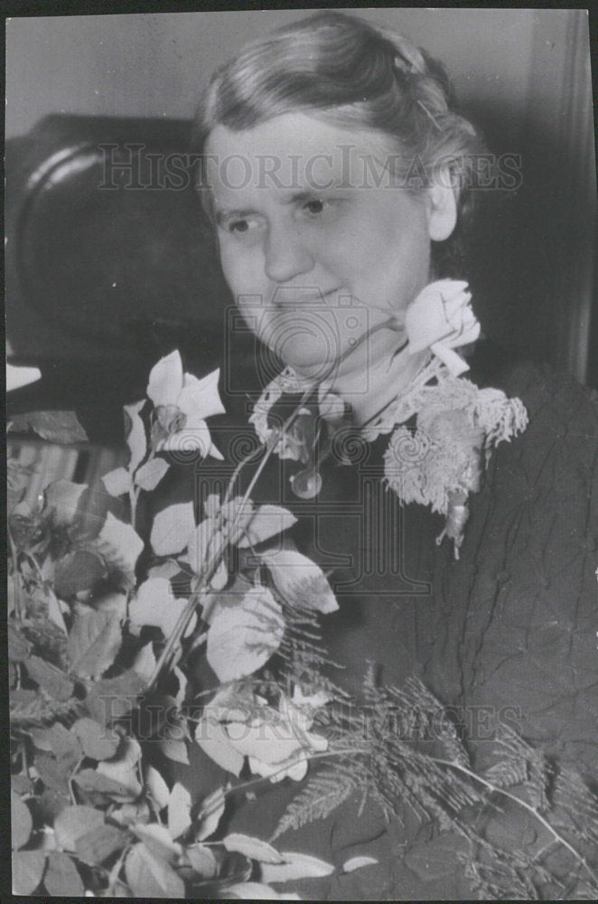 1940 Press Photo Miss.Lenroot Honored for Service. - Historic Images