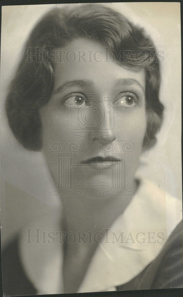 1935 Press Photo Entertaining Socialite Holme Portrait - Historic Images