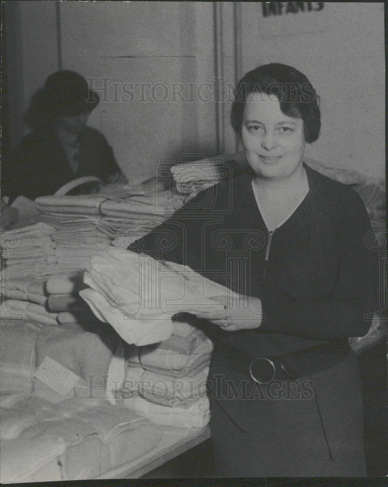 1939 Press Photo Denver Society Women Gathering Clothes - Historic Images
