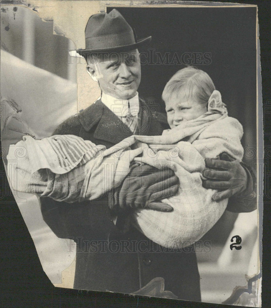 1917 Press Photo Dr Gingenbach Carrying Child - Historic Images