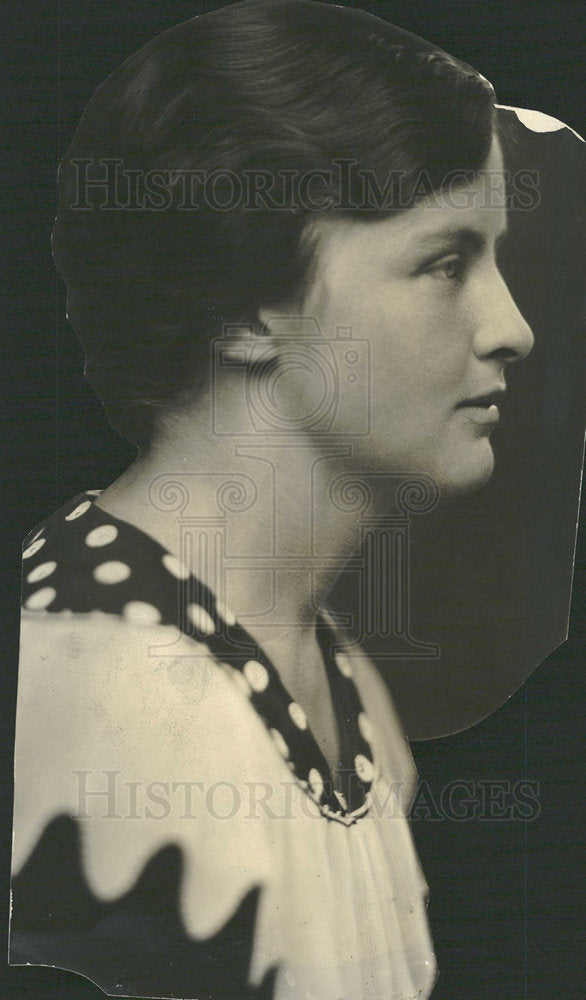 Press Photo Profile Portrait Mrs Roger Mead - Historic Images