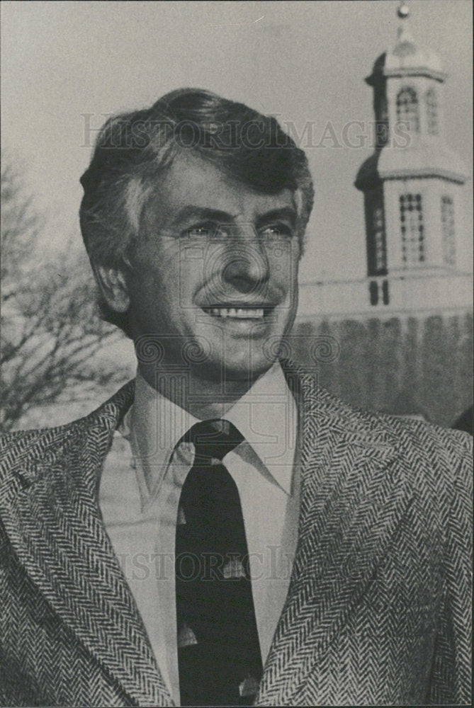 1992 Press Photo Graham Hood/Museum Director - Historic Images